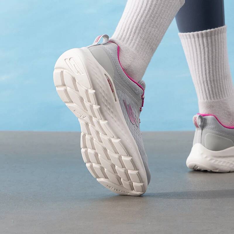 スケッチャーズ 新しいレディースランニングシューズ 1294 - Women'S Shoes New Balance のレビューと価格
